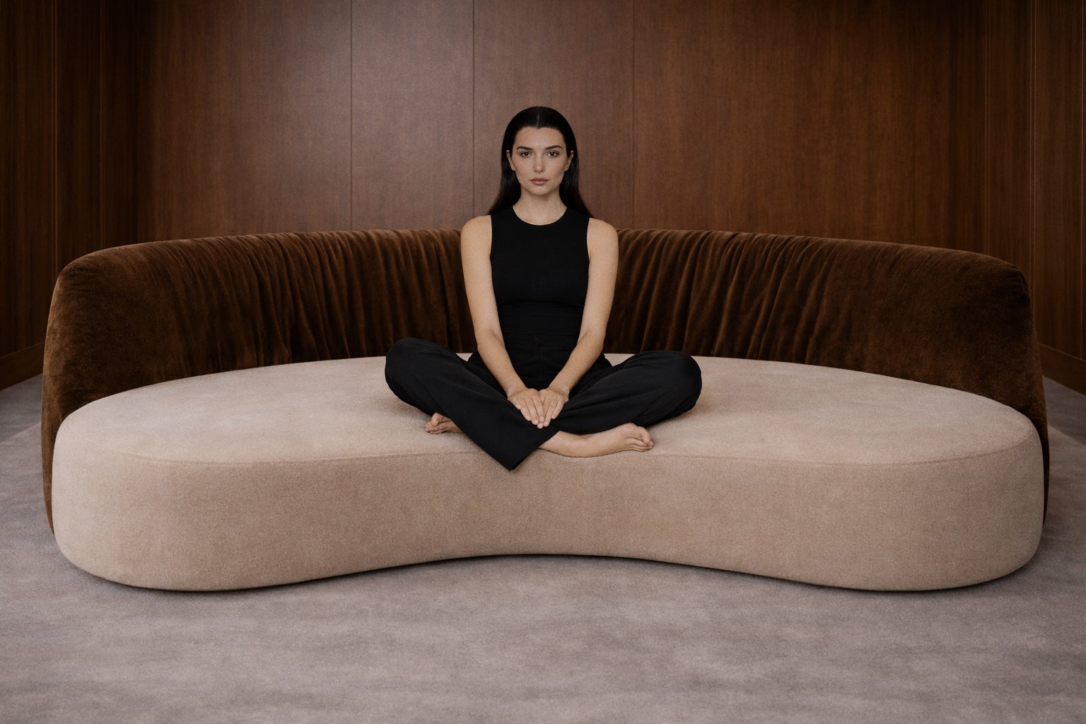 Serpentini curved sofa lifestyle – bespoke luxury seating UAE, sculptural designer sofa Dubai